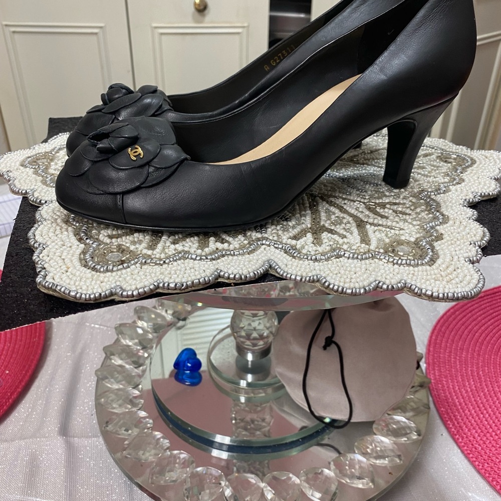 NWOT   Chanel black size 39 pumps
BOUTIQUE
with Camellia and cc logo